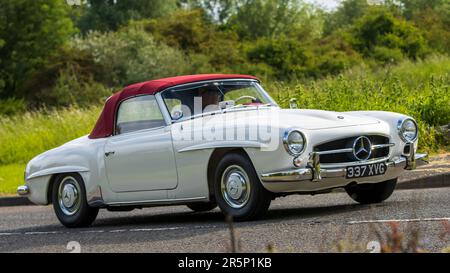 Stony Stratford, Regno Unito - Giugno 4th 2023: 1956 Mercedes-BENZ 190 auto bianca classica in viaggio su una strada di campagna inglese. Foto Stock