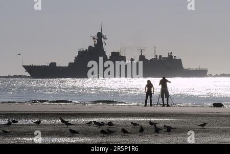 Jacksonville, Florida, Stati Uniti. 7th Nov 2015. Il cacciatorpediniere cinese di missili guidati Jinan è visto in partenza dalla Naval Station Mayport, a Jacksonville, a seguito di una visita programmata di più giorni al porto di buona volontà. Tre navi della Marina militare dell'Esercito di Liberazione del Popolo (PIANO) sono arrivate alla base di Mayport il 2 novembre 2015 come parte di un dispiegamento in tutto il mondo dopo aver completato le chiamate portuali in Europa. (Credit Image: © Paul Hennessy/SOPA Images via ZUMA Press Wire) SOLO PER USO EDITORIALE! Non per USO commerciale! Foto Stock