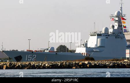 Jacksonville, Florida, Stati Uniti. 7th Nov 2015. Il cacciatorpediniere cinese di missili guidati Jinan è visto in partenza dalla Naval Station Mayport, a Jacksonville, a seguito di una visita programmata di più giorni al porto di buona volontà. Tre navi della Marina militare dell'Esercito di Liberazione del Popolo (PIANO) sono arrivate alla base di Mayport il 2 novembre 2015 come parte di un dispiegamento in tutto il mondo dopo aver completato le chiamate portuali in Europa. (Credit Image: © Paul Hennessy/SOPA Images via ZUMA Press Wire) SOLO PER USO EDITORIALE! Non per USO commerciale! Foto Stock