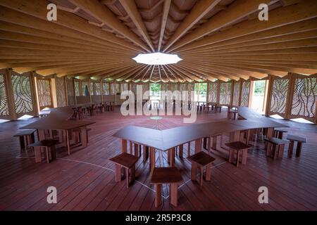 Kensington Gardens, Londra, Regno Unito. 5th giugno, 2023. Viene svelato il Padiglione a serpentina del 22nd, progettato dall'architetto francese-libanese lirese Lina Ghotmeh e intitolato à table. Una struttura in legno copre un tavolo circolare dove i visitatori possono stare insieme intorno allo stesso spazio. Credit: Malcolm Park/Alamy Live News Foto Stock