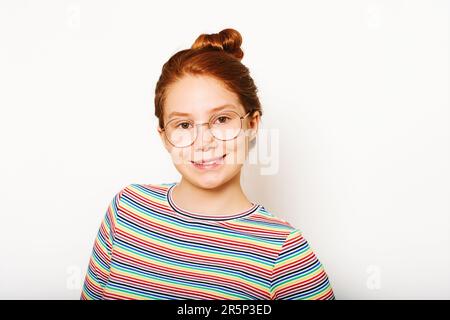 Studio ritratto di bella giovane ragazza adolescente posa su sfondo bianco Foto Stock