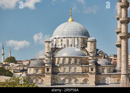 Moschea Suleymaniye. Cupole e minareti nel paesaggio urbano di Istanbul. Punto di riferimento turco Foto Stock