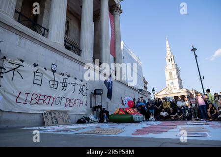 Londra, Regno Unito. 04th giugno, 2023. La vista degli striscioni e di un serbatoio gonfiato nella dimostrazione. Un gruppo attivista chiamato China Deviants ha organizzato un rally a Trafalgar Square a Londra in memoria del 34th° anniversario del massacro di Tiananmen del giugno 4th nel 1989 a Pechino. (Foto di Hesther ng/SOPA Images/Sipa USA) Credit: Sipa USA/Alamy Live News Foto Stock