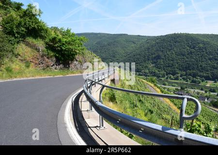 Strada tortuosa attraverso i ripidi vigneti Foto Stock