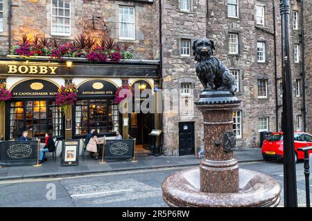 EDIMBURGO, GRAN BRETAGNA - 10 SETTEMBRE 2014: Questo è un monumento ai grandi fratelli di cani scozzesi Bobby, che divenne famoso per la sua devozione alla proprietà Foto Stock