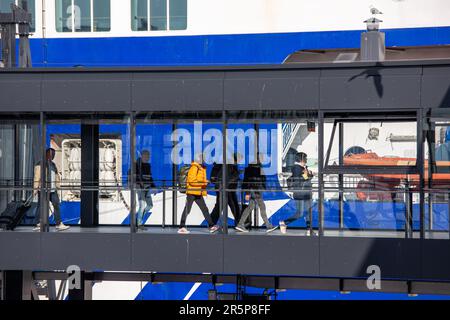 I passeggeri che partono dal traghetto M/S Finlandia utilizzando la passerella passeggeri a Länsiterminaali 2 o il terminal ovest 2 a Länsisatama, Helsinki, Finlandia Foto Stock