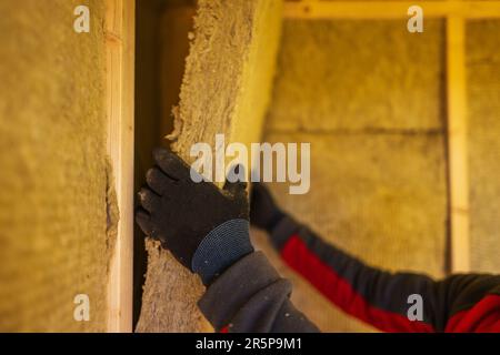Lane minerali costruzione pareti isolamento primo piano. Tema dell'industria delle costruzioni. Foto Stock