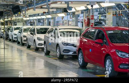 Foto del file datata 06/07/21 della linea di assemblaggio Astra presso lo stabilimento di Vauxhall a Ellesmere Port, Cheshire. Il mercato delle nuove automobili ha registrato il suo periodo di crescita più lungo rispetto al 2015, come mostrano i nuovi dati. La Società dei costruttori di motori e commercianti ha detto che le registrazioni sono aumentate del 16,7% nel mese di maggio, che è stato il 10th aumento mensile consecutivo. Nonostante l'incremento, nel 2019 le vendite sono diminuite del 21% rispetto ai livelli pre-coronavirus. Data di emissione: Lunedì 5 giugno 2023. Foto Stock