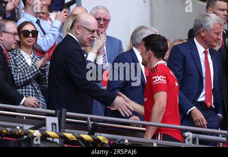 Londra, Regno Unito. 03rd giugno, 2023. Avram Glazer (co-proprietario di Man Utd) scuote le mani con Harry Maguire (MU) alla finale della Emirates fa Cup Manchester City contro Manchester United, partita al Wembley Stadium, Londra, Regno Unito il 3rd giugno 2023. Credit: Paul Marriott/Alamy Live News Foto Stock