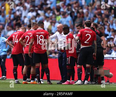 Londra, Regno Unito. 03rd giugno, 2023. Erik Ten Hag (Man Utd manager) parla con la sua squadra durante il primo tempo alla finale della Emirates fa Cup Manchester City contro Manchester United al Wembley Stadium, Londra, Regno Unito il 3rd giugno 2023. Credit: Paul Marriott/Alamy Live News Foto Stock