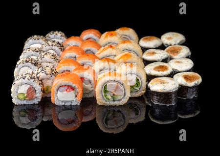 Set di panini giapponesi assortiti per sushi. sushi rolls per una messa a fuoco selettiva ravvicinata. Foto Stock