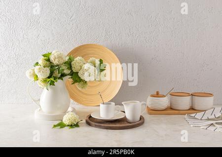 Idee per interni per piani cucina e utensili in tonalità bianche. elementi di decor moderno. Il concetto di una casa accogliente senza sprechi Foto Stock