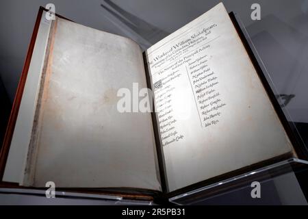 Il primo Folio di William Shakespeare intitolato 'Labour Love'; che mostra i nomi dei principali attori in tutte le opere teatrali e datato 1623 Foto Stock