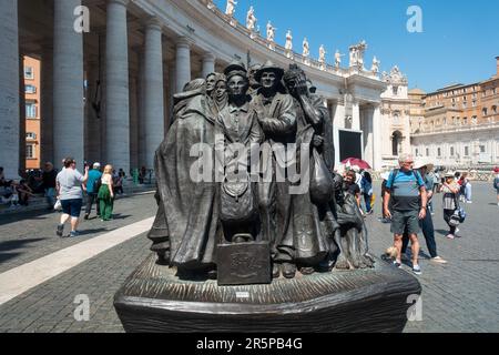 timothy paul schmalz, scultore canadese, scultura vaticana dedicata ai migranti Foto Stock