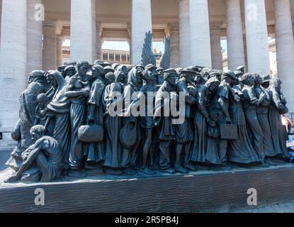 timothy paul schmalz, scultore canadese, scultura vaticana dedicata ai migranti Foto Stock