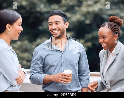 Uomini d'affari, pausa caffè e gruppo divertente in città insieme all'aperto. Team, tè e ridere dipendenti in strada, uomo e donne, colleghi o Foto Stock