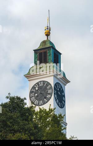 La torre dell'orologio bianco, uno dei più significativi monumenti e simboli della Fortezza di Petrovaradin e Novi Sad Foto Stock