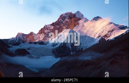 Vista serale al tramonto del Monte Everest Lhotse e Lhotse Shar dalla valle di Makalu Barun, montagne del Nepal Himalaya Foto Stock