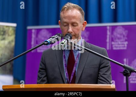 Maidenhead, Regno Unito. 5th maggio, 2023. L'ufficiale di ritorno Stephen Evans fa la dichiarazione per il reparto di Hurley e Waltham al conteggio locale delle elezioni per il distretto reale di Windsor e Maidenhead. Si tratta del più grande turno di elezioni locali tenutesi dal 2019. Credit: Notizie dal vivo di Mark Kerrison/Alamy Foto Stock