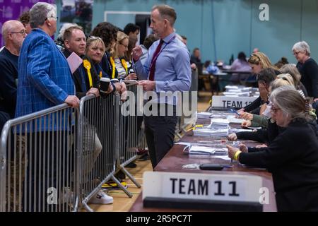 Maidenhead, Regno Unito. 5th maggio, 2023. L'ufficiale di ritorno Stephen Evans mostra ai candidati voti dubbi durante il conteggio delle elezioni locali per il Royal Borough of Windsor e Maidenhead. Si tratta del più grande turno di elezioni locali tenutesi dal 2019. Credit: Notizie dal vivo di Mark Kerrison/Alamy Foto Stock