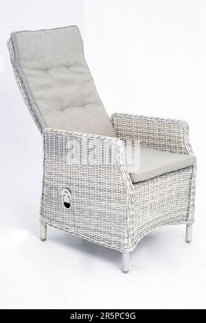 Sedia in vimini isolata su sfondo bianco con percorso di ritaglio, foto stock Foto Stock