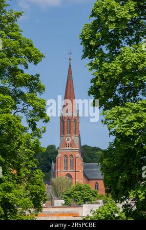 La chiesa Stadtpfarrkirche St. Nikolaus della città di Zwiesel in Baviera, Germania in una giornata di sole con le nuvole Foto Stock