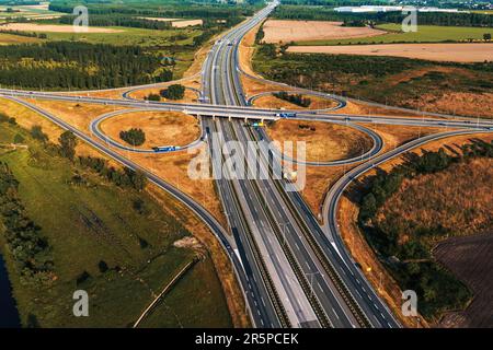 Interscambio autostradale a forma di foglia di trifoglio dal drone pov, vista ad angolo alto Foto Stock