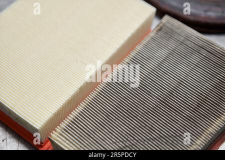 Filtro dell'aria nuovo e vecchio per motori automobilistici sporchi su tavola metallica. Concetto di riparazione automatica. Foto Stock