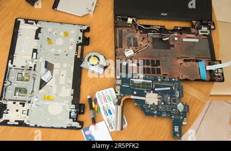 Guasto, vecchio computer portatile Acer smontato per cercare di trovare il problema. Smantellato sul tavolo in Queensland Australia, 2020. Foto Stock