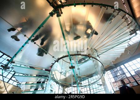 I clienti provano il nuovo iPad di Apple a Manhattan, New York City. Foto Stock