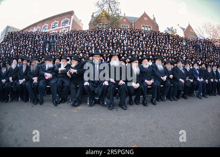 Una foto di gruppo a occhio di pesce degli emissari di Chabad Lubavitch all'incontro annuale a Crown Heights, Brooklyn, New York. Foto Stock