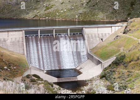 Diga Gathega di alimentazione dell'acqua al potere Guthega power station come parte delle montagne innevate Schema idrostatico, Nuovo Galles del Sud, Australia. Foto Stock