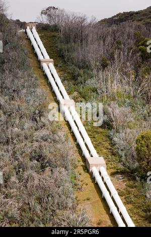 La pipeline che portano acqua Gathega power station come parte delle montagne innevate Schema idrostatico, Nuovo Galles del Sud, Australia. Foto Stock