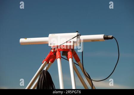 Un laser utilizzato come parte di un esperimento scientifico da scienziati dell'università di Sydney, in Australia, sulle montagne innevate. Lo studio sta monitorando lo scambio di C02 tra l'atmo Foto Stock