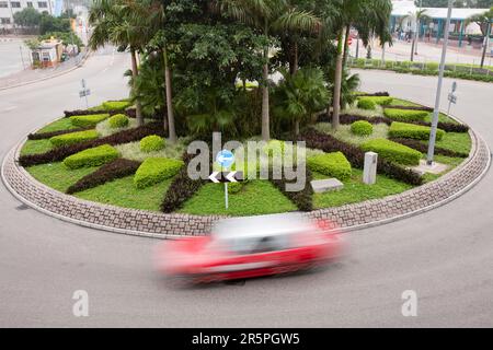 Taxi percorrendo una rotatoria a Hong Kong, Cina. Foto Stock