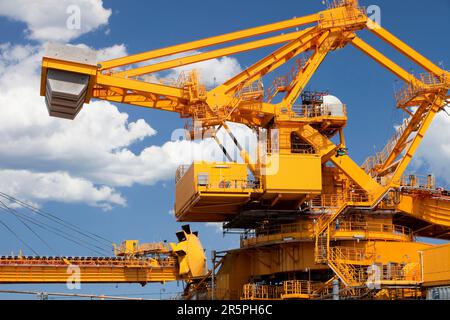 Macchine per la movimentazione del carbone a Port Waratah a Newcastle, il più grande porto di carbone del mondo. Il carbone proveniente dalle miniere di carbone a cielo aperto della Hunter Valley viene esportato in tutto il mondo da qui Foto Stock