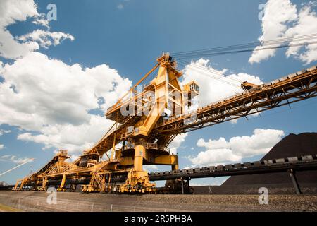 Macchinario per la movimentazione del carbone a Port Waratah a Newcastle, il più grande porto di carbone del mondo. Il carbone proveniente dalle miniere di carbone a cielo aperto della Hunter Valley viene esportato in tutto il mondo da qui Foto Stock