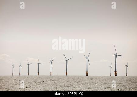 Le turbine eoliche off Walney Island, Barrow in Furness, Cumbria, Regno Unito. Foto Stock