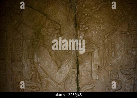 Un sollievo del re Maya Kihnich Kan Bahlam, figlio di Pakal, nel Tempio della Croce foliata presso l'antica città Maya di Palenque, Chiapas, Messico Foto Stock