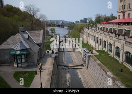 Il canale Rideau di Ottawa, Canada, vicino al punto in cui si unisce al fiume Ottawa Foto Stock