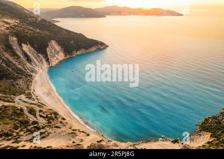 Vista al tramonto della famosa spiaggia di Myrtos sull'isola di Cefalonia, Mar Ionio, Grecia. Foto Stock