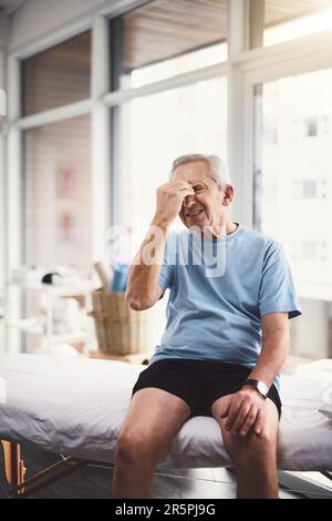 Tutto questo dolore in tutto il mio corpo. un uomo anziano che si sente malbene. Foto Stock