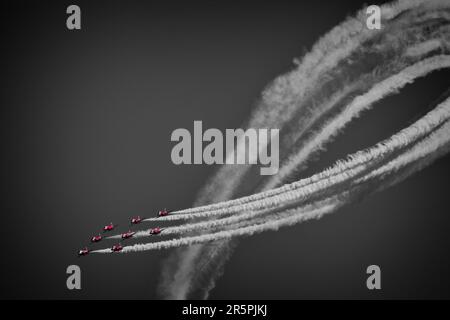 ARTE FOTOGRAFICA: RAF Red Arrows che si esibisce sopra Torbay all'English Riviera Airshow 2023, Devon, UK di Edmund Nagele FRPS Foto Stock