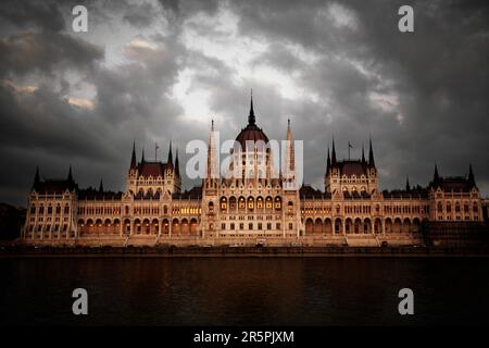 Parlamento ungherese a Budapest, capitale dell'Ungheria, situato sul Danubio Foto Stock