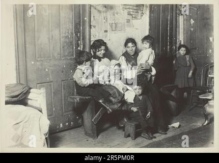 Italian Family, Chicago Data: 1910 artista: Lewis Wickes Hine American, 1874–1940 Foto Stock