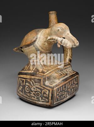 Vaso con manico quadrato con rilievo raffigurante un personaggio in piedi, Holding Farming Tools Data: 100 a.C./d.C. 500 artista: Moche North Coast, Perù Foto Stock