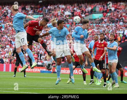 Manchester City's Rodrigo e Manchester City's Jack Grealish durante la finale di Emirates fa Cup tra Manchester City contro Manchester United at We Foto Stock