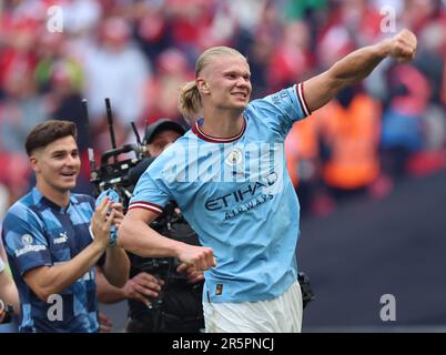 Erling Haaland di Manchester City festeggia con i tifosi dopo la finale di Emirates fa Cup tra Manchester City e Manchester United a Wemble Foto Stock