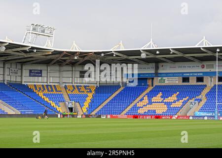 Posti a sedere sponsorizzati all'Halliwell Jones Stadium, sede del Warrington Wolves Rugby League Club, con il marchio Warrington & Co a Warrington Foto Stock