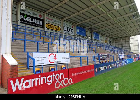 Posti a sedere sponsorizzati all'Halliwell Jones Stadium, sede del Warrington Wolves Rugby League Club, con il marchio Warrington & Co a Warrington Foto Stock